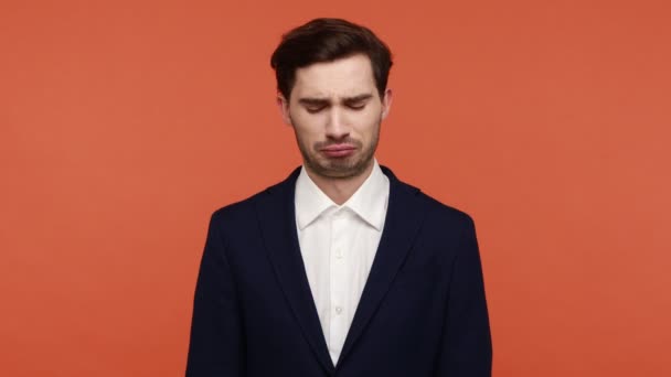 Frustrierter Trauriger Bärtiger Mann Anzug Offiziellen Stil Weint Verbeugt Den — Stockvideo