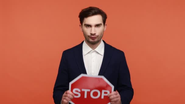 Ciddi Sakallı Adamının Portresi Resmi Kıyafet Giyer Kırmızı Trafik Işaretini — Stok video