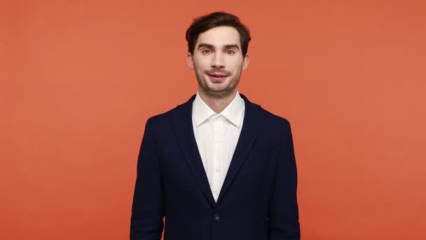 Das Bin Ich Lächelnder Junger Erwachsener Geschäftsmann Anzug Der Sehr — Stockvideo