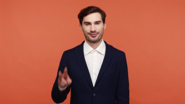 Portrét Pohledného Vousatého Muže Oficiálním Obleku Ukazuje Znamení Mrknutí Zubatým — Stock video