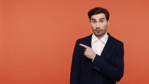 Wow Uppmärksamhet Reklam Känslomässigt Överraskad Man Svart Kostym Pekar Sidan — Stockvideo