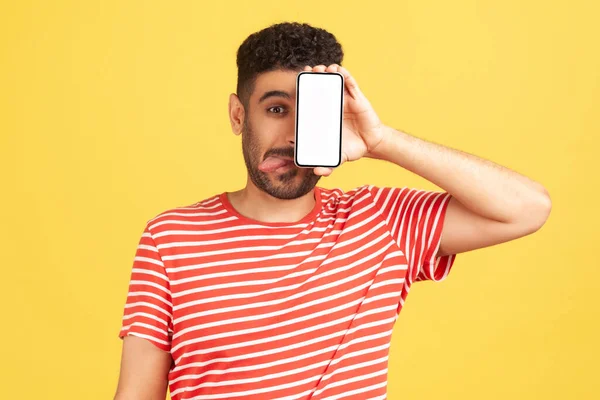 Homem Engraçado Com Barba Camiseta Listrada Vermelha Divertindo Brincando Mostrando — Fotografia de Stock