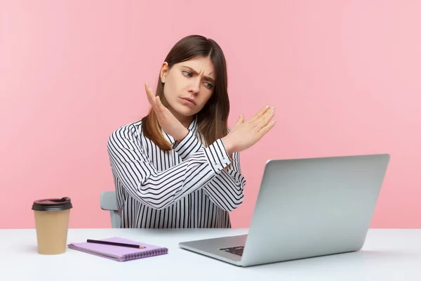 愤怒的 严格的女商人交叉着双臂 展示出X标志 在视频通话时停止手势 看着带有负面警告表情的笔记本电脑屏幕 在粉色背景下被隔离的室内拍摄 — 图库照片