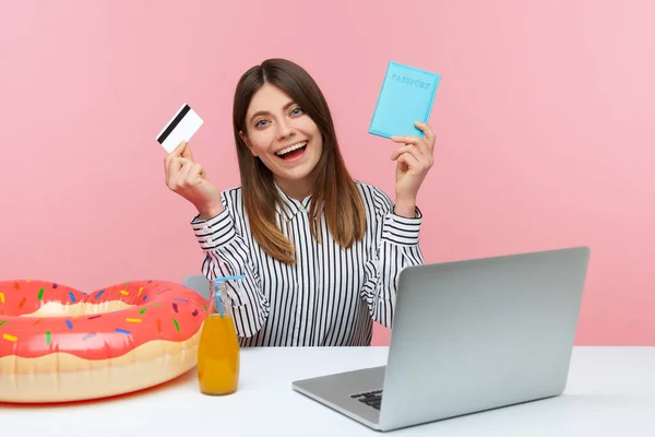 Mulher Feliz Excitado Segurando Mostrando Cartão Crédito Passaporte Bilhetes Reserva — Fotografia de Stock