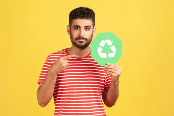 Vážný Vousatý Muž Červeném Tričku Ukazuje Prstem Symbol Recyklace Odpadu — Stock fotografie