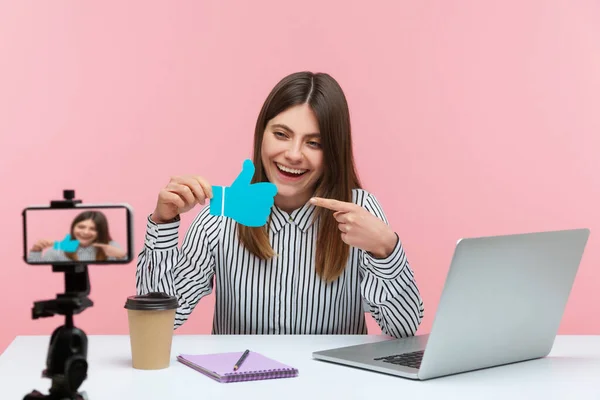 Sorrindo Satisfeito Mulher Blogger Apontando Dedo Para Azul Polegares Modelo — Fotografia de Stock