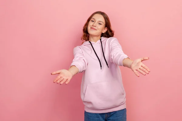 Retrato Mujer Joven Amable Con Pelo Rizado Extendiendo Las Manos — Foto de Stock