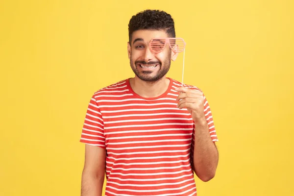 Positieve Dolblij Man Met Baard Gestreepte Shirt Houden Feestmasker Stok — Stockfoto