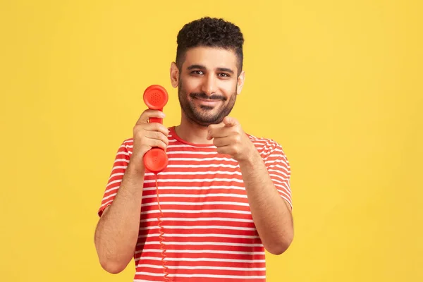 Homem Barbudo Sorridente Vermelho Listrado Shirt Apontando Dedo Você Segurando — Fotografia de Stock