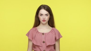 İçki yasağı, inkar konsepti. Pembe elbiseli hoşnutsuz genç bir kadın el kol hareketi yapıyor, yeter, sorunları reddediyor, çatışmayı reddediyor. Sarı arka planda kapalı stüdyo çekimleri.