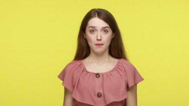 Kimseye anlatmam. Pembe elbiseli genç, kahverengi saçlı kadın şaşkınlığını dile getiriyor ve ağzını fermuarlı hareketlerle kapatıyor. Sonsuza dek sır saklayacağına söz veriyor. Sarı zemin üzerinde kapalı çekim izole