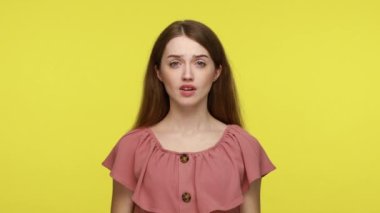 Dürüst olacağıma yemin ederim! Samimi sorumluluk sahibi, kahverengi saçlı, söz veren, ciddi bir ifadeyle yemin eden, sadakat yemini eden genç bir kadın. Sarı zemin üzerinde kapalı çekim izole