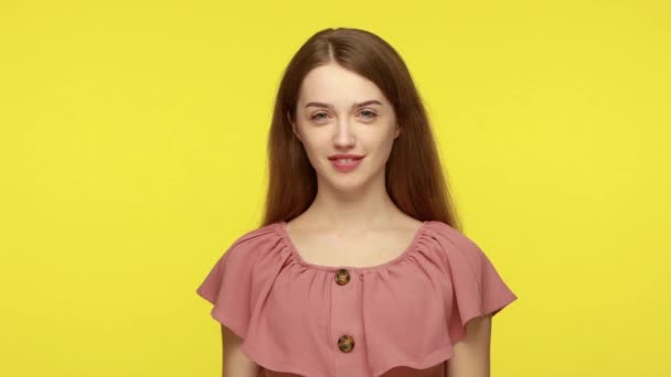 Alegre Chica Alegre Con Pelo Castaño Vestido Elegante Que Muestra — Vídeos de Stock