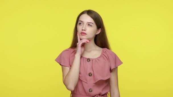 Zamyšlená Dívka Hnědými Vlasy Elegantních Šatech Prstem Tváři Zamyšleně Dívá — Stock video