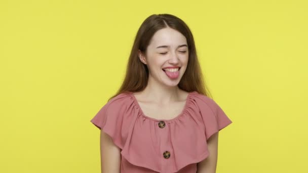 Retrato Mulher Infantil Com Comportamento Desobediente Tendo Cabelo Castanho Vestido — Vídeo de Stock