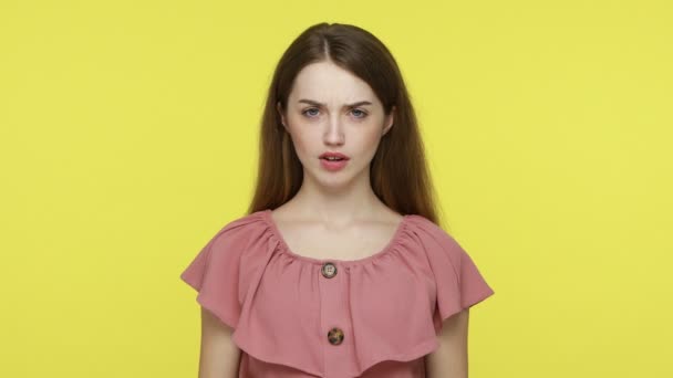 Серйозна Божевільна Жінка Коричневим Волоссям Елегантній Рожевій Сукні Вказує Пальцем — стокове відео