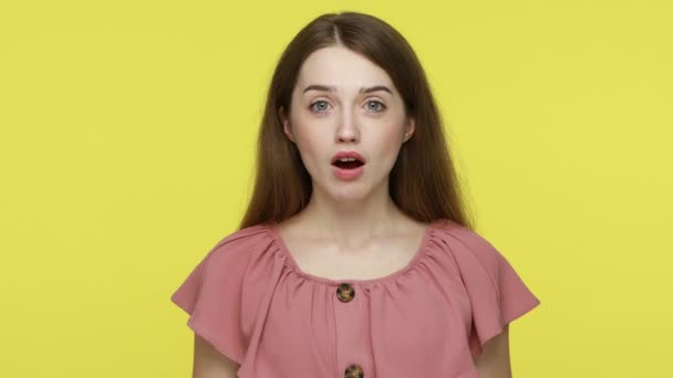 Wauw Verrukt Meisje Roze Jurk Houden Kijken Ongelooflijk Winnen Loterij — Stockvideo