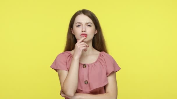 Menina Bonita Pensativa Inteligente Com Cabelo Castanho Vestido Rosa Ponderando — Vídeo de Stock