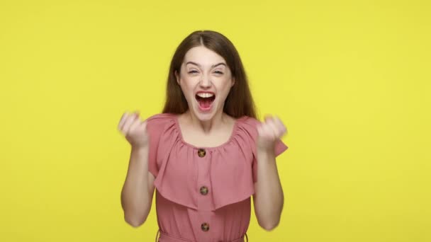 Κλείσιμο Εξαιρετικά Ενθουσιασμένος Νεαρή Γυναίκα Δεν Μπορεί Πιστέψει Στην Ευτυχία — Αρχείο Βίντεο