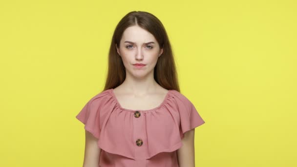 Não Gosto Mau Serviço Mulher Morena Insatisfeita Vestido Rosa Mostrando — Vídeo de Stock