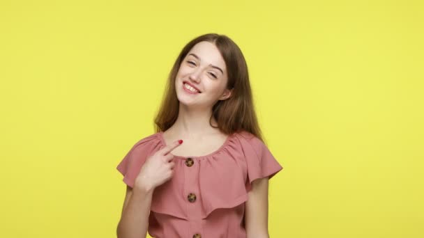 Dit Ben Tevreden Trotse Mooie Vrouw Wijzend Glimlachend Naar Camera — Stockvideo