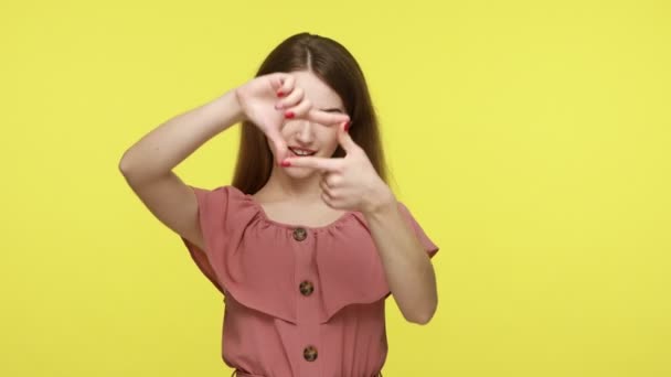 Kahverengi Elbiseli Resmi Çerçevesi Yapan Zumlayan Parmaklarından Kameraya Bakıp Gülümseyen — Stok video