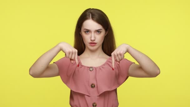 Mulher Séria Mandona Vestido Rosa Comandando Indicando Dedos Para Baixo — Vídeo de Stock