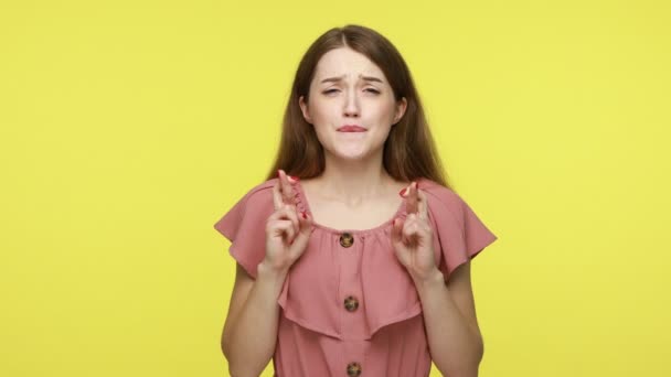 Młoda Brązowłosa Kobieta Trzymająca Kciuki Szczęście Lub Fortunę Życząc Sobie — Wideo stockowe