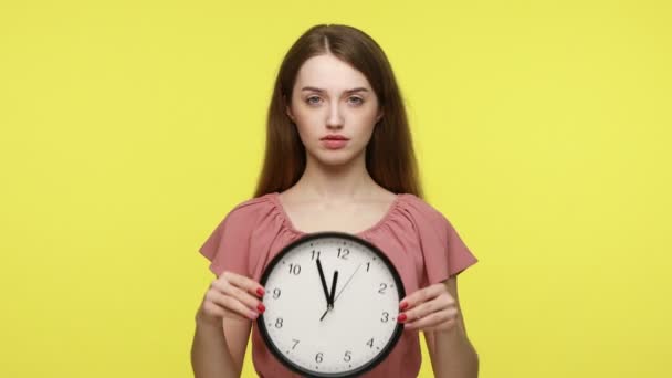 Femme Aux Cheveux Bruns Rose Élégant Montrant Une Grande Horloge — Video