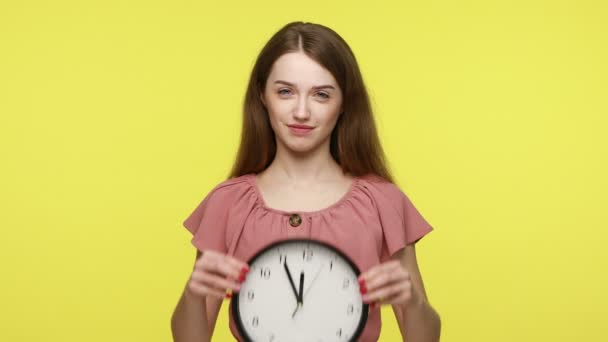 Qué Hora Feliz Mujer Satisfecha Vestido Rosa Sosteniendo Gran Reloj — Vídeos de Stock