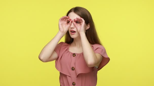 Mulher Bonita Vestido Fazendo Forma Óculos Com Mãos Olhando Através — Vídeo de Stock