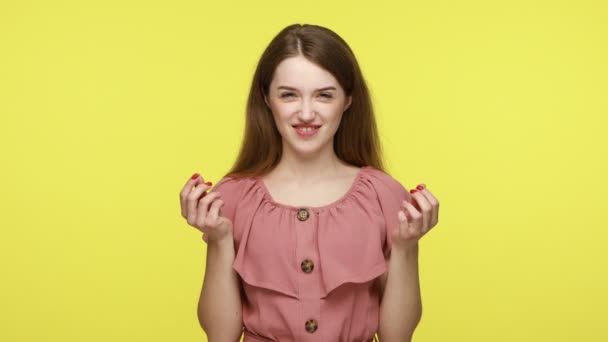 Mulher Excitada Mercantil Positivo Com Cabelo Castanho Vestido Mostrando Pagar — Vídeo de Stock