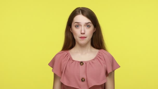 Nikomu Neřeknu Mladá Hnědovlasá Žena Růžových Šatech Vyjadřující Úžas Zavírající — Stock video