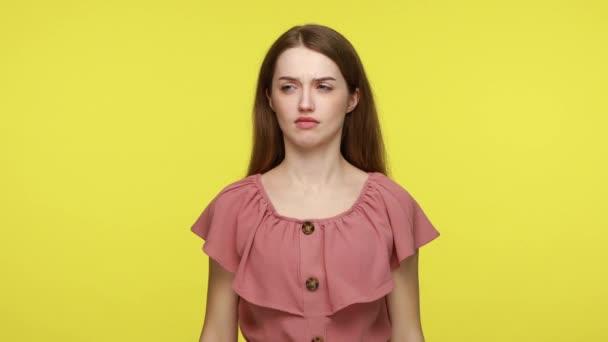 Dinlemek Istemiyorum Taatsiz Genç Bir Kadın Kulaklarını Kapatıyor Diğer Fikirlerden — Stok video
