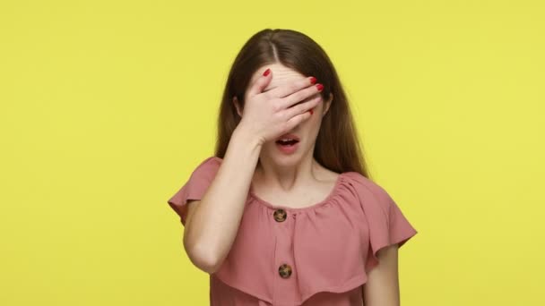 Curiosa Mujer Cabello Castaño Vestido Cubriendo Los Ojos Con Palma — Vídeo de stock