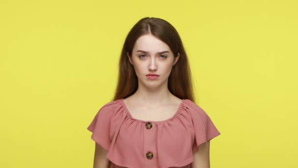 Анонсована Нещасна Жінка Рожевій Сукні Вказує Пальцем Прохання Вийти Збентежитися — стокове відео