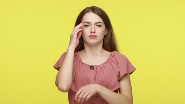 Chica Aburrida Soñolienta Vestido Mirando Cámara Con Indiferencia Apoyándose Mano — Vídeos de Stock