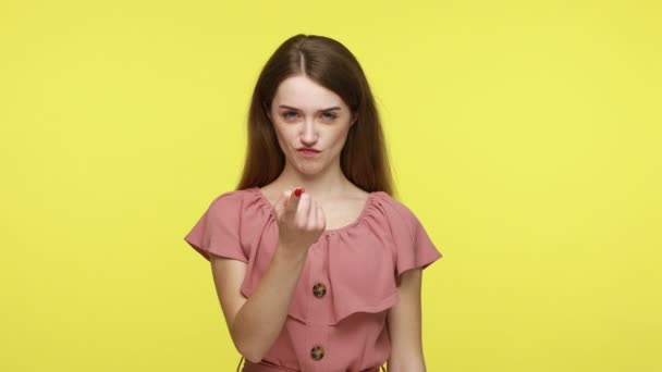 Ven Atractiva Mujer Juguetona Con Cabello Castaño Vestido Haciendo Señas — Vídeos de Stock