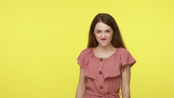 Aantrekkelijke Jonge Vrouw Met Bruin Haar Jurk Uitvoeren Schar Dans — Stockvideo
