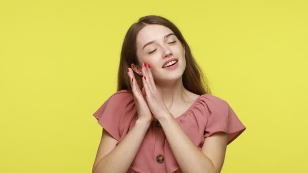 Прекрасна Молода Жінка Приємною Зовнішністю Спить Долонях Посміхається Виразом Задоволення — стокове відео