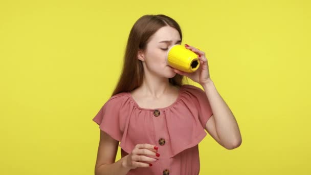 Citlivé Zuby Mladá Atraktivní Žena Hnědými Vlasy Letních Šatech Pít — Stock video