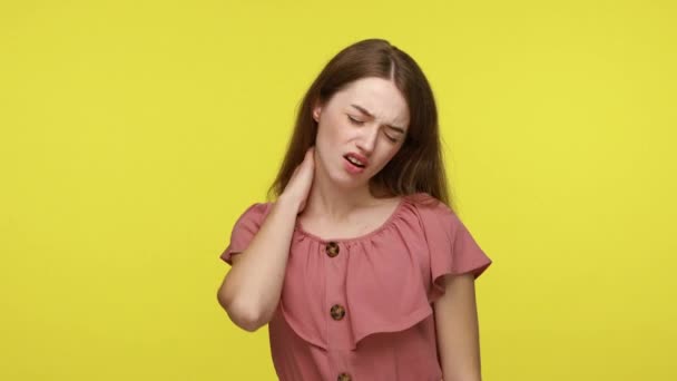 Mujer Joven Enferma Con Cabello Castaño Que Sufre Dolor Intenso — Vídeo de stock