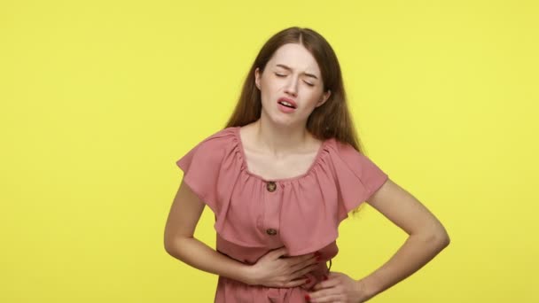 Depressieve Jonge Vrouw Wrijven Pijnlijke Buik Lijden Buikpijn Miskraam Menstruele — Stockvideo