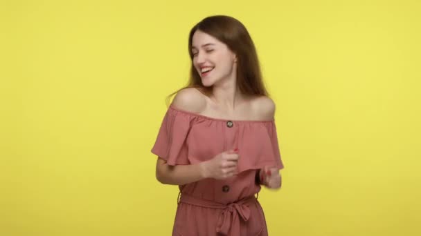 Femme Aux Cheveux Bruns Positifs Secoue Les Poings Danse Insouciante — Video