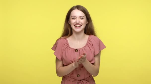 快乐的棕色头发女人穿着夏装 拍手笑得大大的 庆祝成功 表达快乐 积极向上的情绪 在黄色背景下被隔离的室内射击 — 图库视频影像