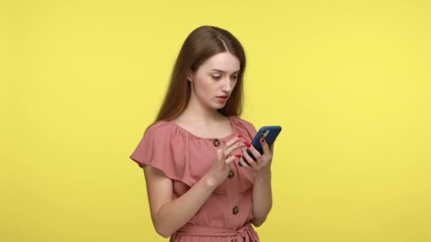Mimořádně Překvapená Hnědovlasá Žena Růžových Šatech Vypadá Smartphone Displej Úžasem — Stock video