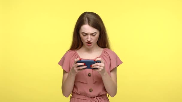 모바일 애플리케이션 분홍색 아름다운 전화로 비디오 게임을 히하는 게임을 과정에 — 비디오