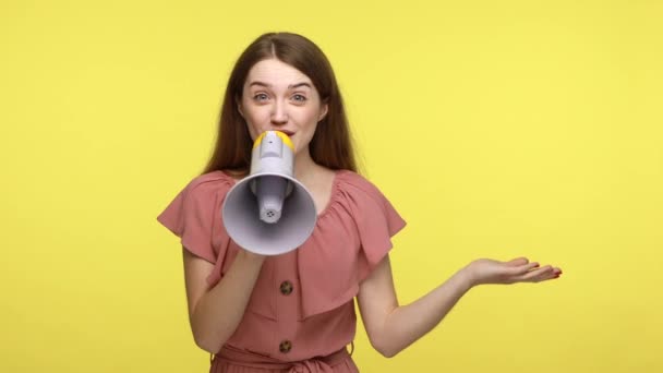 Kahverengi Saçlı Pembe Elbiseli Megafonla Konuşan Haberleri Duyuran Yüksek Sesle — Stok video