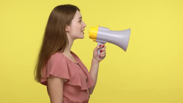 Boční Pohled Emocionální Mladou Ženu Hnědými Vlasy Šatech Mluvící Megafonem — Stock video