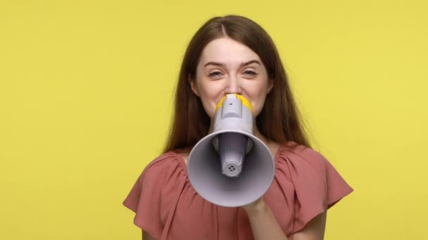 Close Feliz Jovem Mulher Vestindo Vestido Rosa Usando Alto Falante — Vídeo de Stock